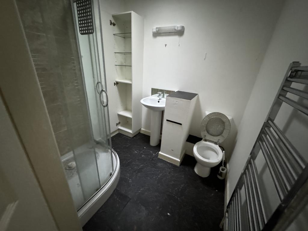 Lot: 40 - PROPERTY FOR RECONSTRUCTION - View of the shower-room